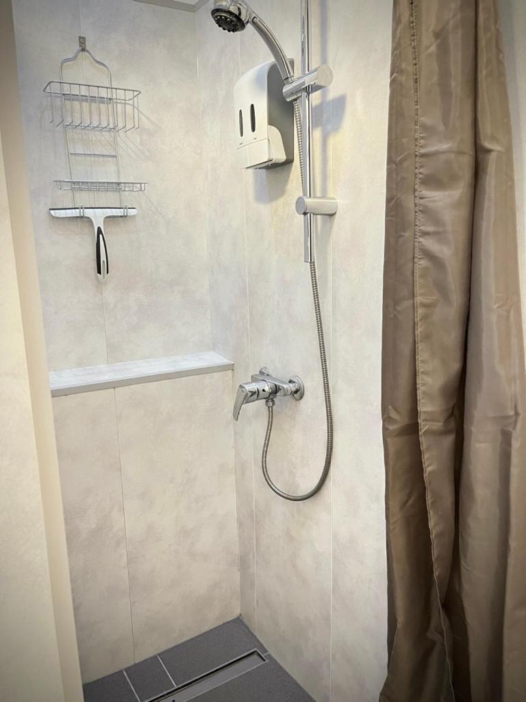 Living At Saarpartments -Adultsonly- 2 Bedrooms, Kitchen- Business & Holiday Apartments For Long- And Short Term Stay, 3 Min To Train-Station, Secure E-Bike Parking! Saarbrücken Exterior foto